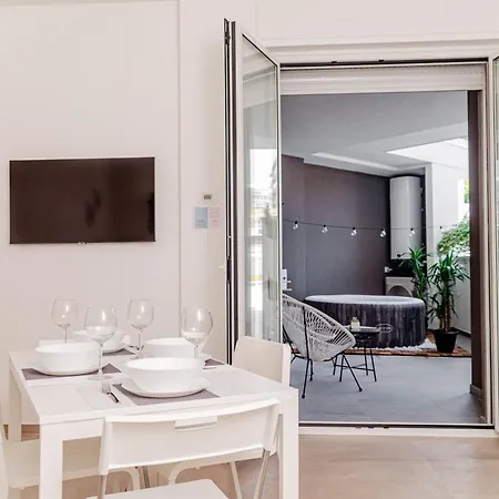 Apulialux - Modern Apt Con Jacuzzi E Box Auto Privato شقة