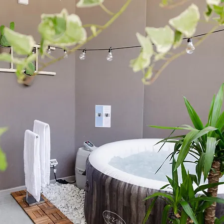Apulialux - Modern Apt Con Jacuzzi E Box Auto Privato باري