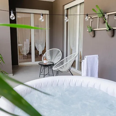 Apulialux - Modern Apt Con Jacuzzi E Box Auto Privato باري